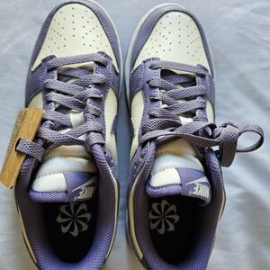 Nike Lavender and Cream Athletic Shoes 👟